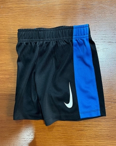 Short bé trai Nike đen sọc xanh