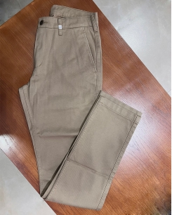 Khaki Chino Uniqlo màu bò