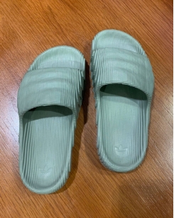 Dép Adidas Bắp Cải Màu Rêu Nhạt Adilette Comfort