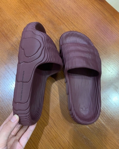 Dép Adidas Bắp Cải Màu Đỏ Mận Adilette Comfort